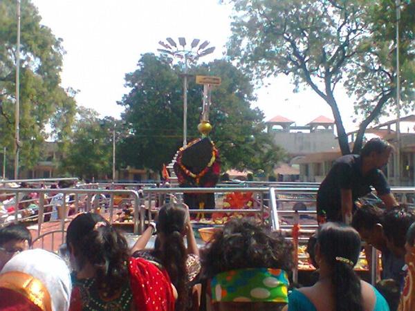 சூலம் நந்தியுடன் சிவனும் அருகில் சனியும்