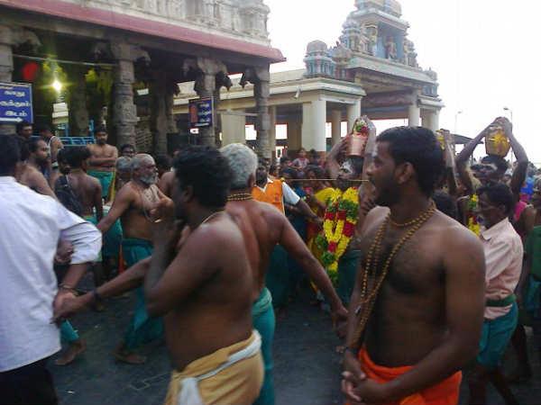 அடைத்திருக்கும் தலை வாசல்
