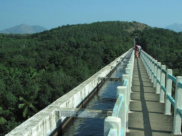 மாத்தூர் தொங்கு பாலம்