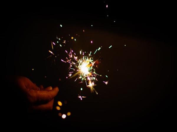 இருள் பிறந்து ஒளி விலகும்