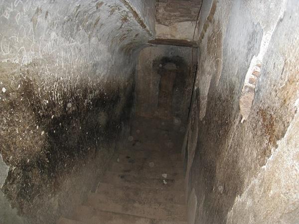 ஆயுத கிடங்கும் நீதி மன்றமும்