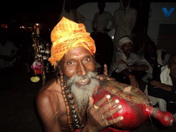சாதுக்களைக் காண்போம் வாருங்கள்