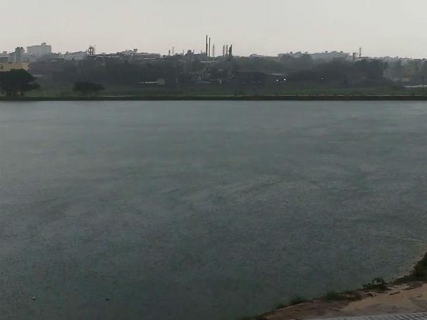 மிதக்கும் நெகிழிக் குழாய்கள்