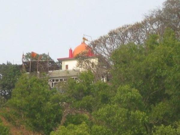 கரு மணலால் சூழப்பட்ட ரேவ்தந்தா
