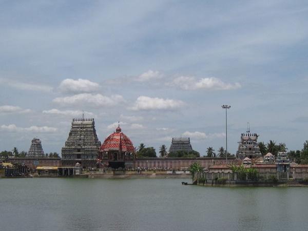 சுத்தி பாக்க என்ன இருக்கு...?
