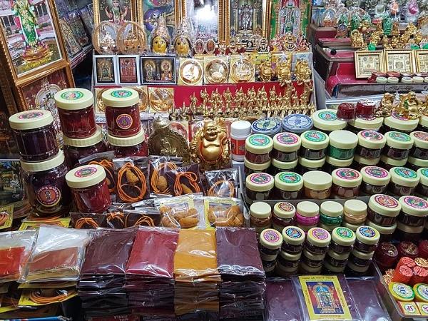 மீனாட்சி அம்மன் கோவிலுக்கு அருகினில்