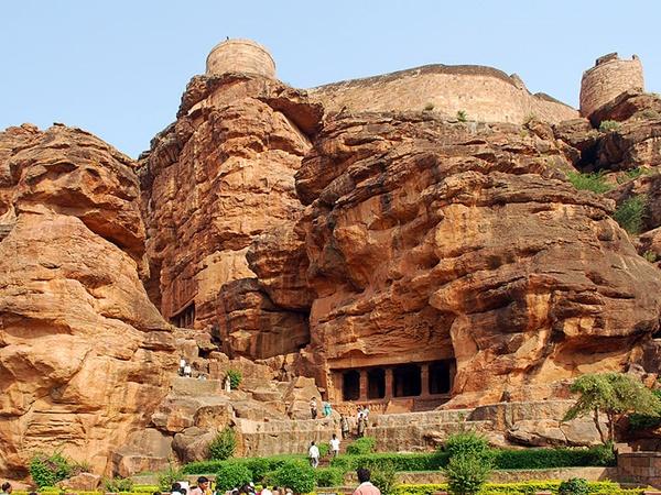 பாதாமி பயண வழிகாட்டி - ஈர்க்கும் இடங்கள், செய்யவேண்டியவை மற்றும் எப்படி செல்வது பாதாமி பயண வழிகாட்டி - ஈர்க்கும் இடங்கள், செய்யவேண்டியவை மற்றும் எப்படி செல்வது