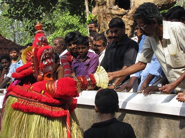 இருமுடியும், பக்தர்களும்:
