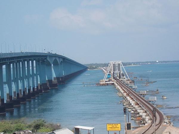 அழகிய பாம்பன் பாலம்