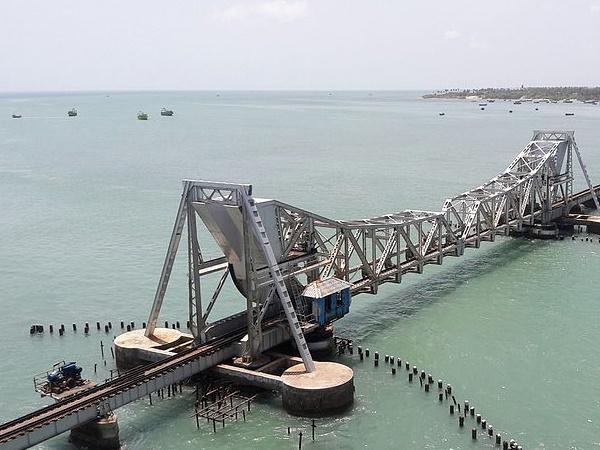 அழகிய பாம்பன் பாலம்