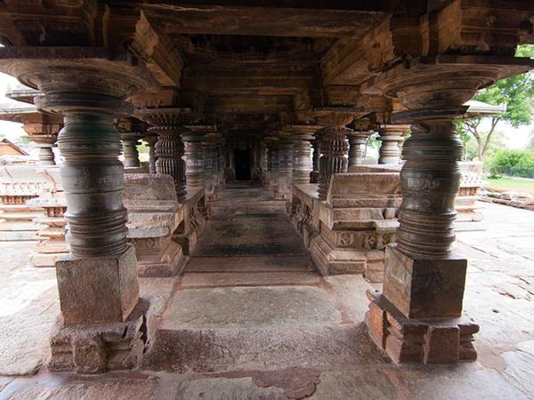 இப்படி ஒரு கோவில எந்த ஊர்லயும் பாக்கமுடியாது! ஏன்னா இது இங்க மட்டும்தான் இருக்கு! இப்படி ஒரு கோவில எந்த ஊர்லயும் பாக்கமுடியாது! ஏன்னா இது இங்க மட்டும்தான் இருக்கு!
