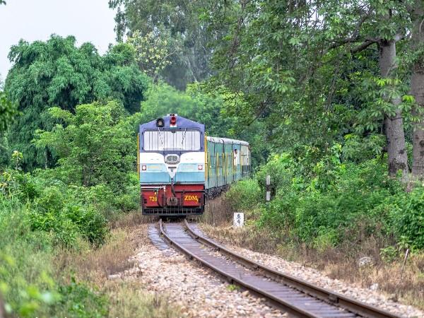 ஓடும் ரயில்களில் இலக்கு எச்சரிக்கை அழைப்பை எவ்வாறு அமைப்பது?