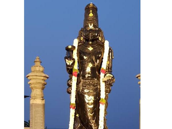 ஒரு இடத்தில் பல கடவுள்களின் சன்னதிகள்
