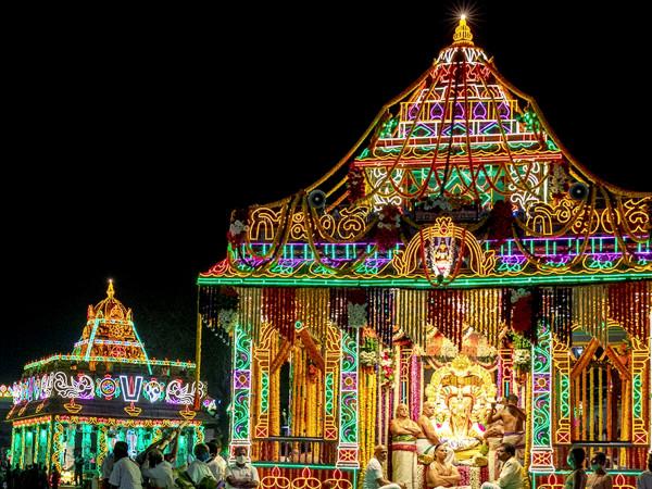 கார், பஸ், ரயில் – இவற்றில் எதில் செல்லலாம்