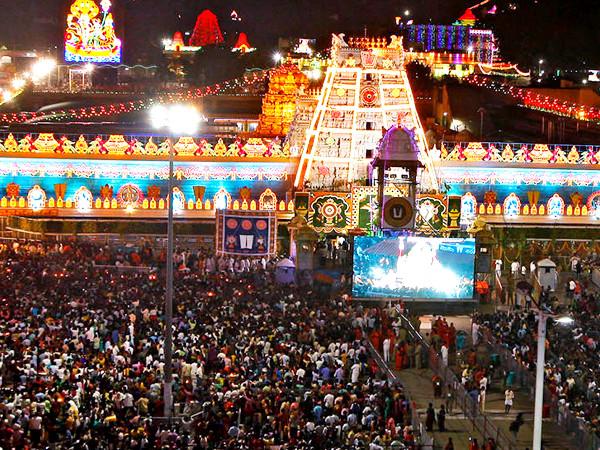 வகை வகையான உணவுகள் மற்றும் அன்னபிரசாதம்